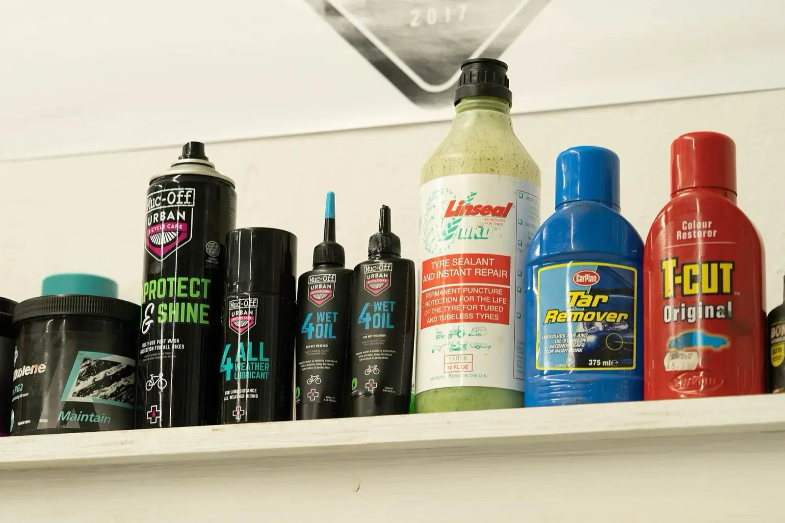 Scaffale con lubrificanti per catena, sgrassatori e lattice per tubeless